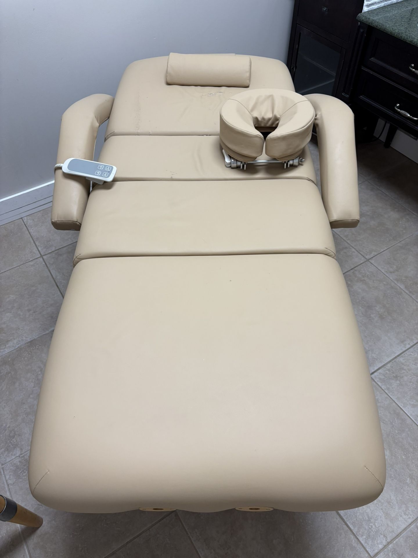 Massage / Facial Bed