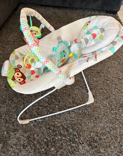 Baby vibrating bouncer