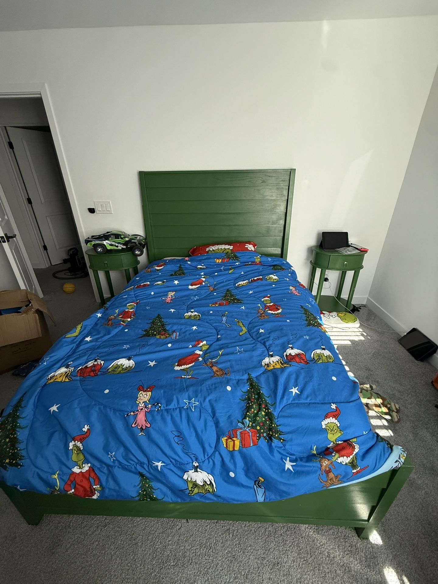 Full Size Bed And End Tables