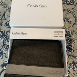 Men’s Black/ Gray Leather Bi Fold Wallet W/ Tons Of Storage, Embossed Logo