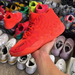 Mb.01 “Not From Here” size 11