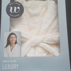  WOMAN'S LUXURY BATH ROBE   CREAM COLOR   Size S/M
