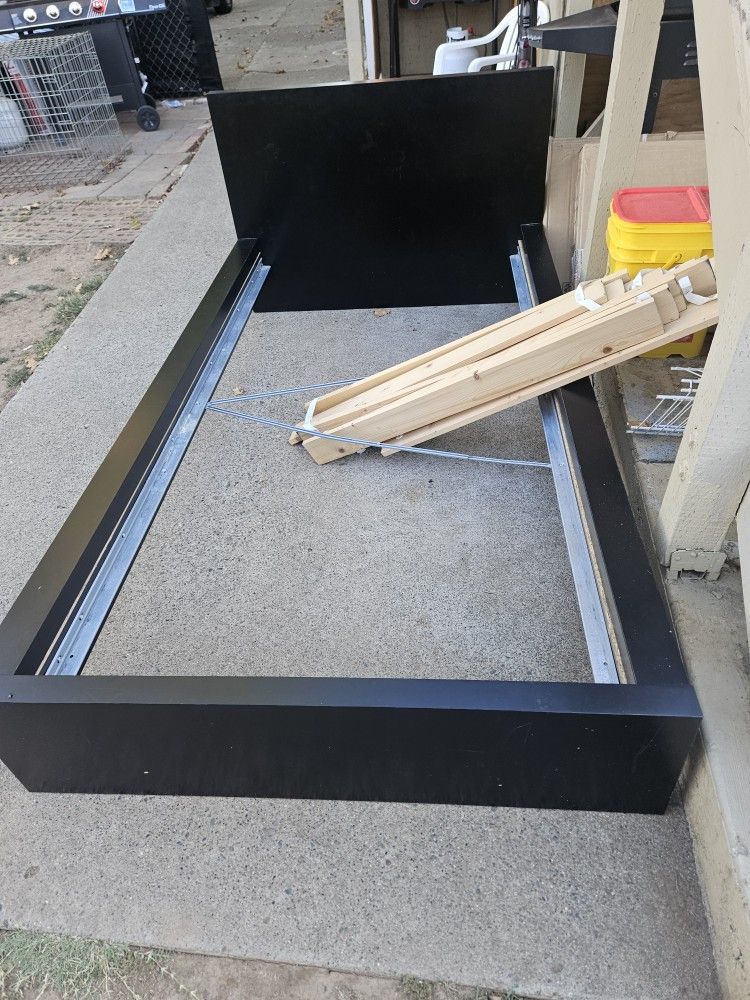 Bed friend akia size twin.