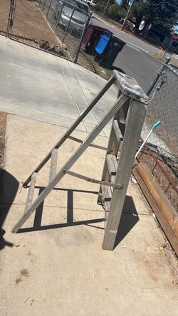 4 foot aluminum ladder $25