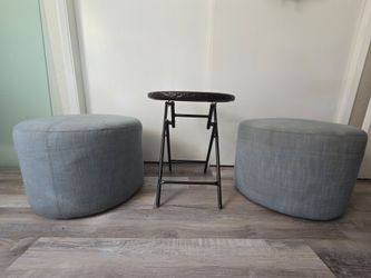 Set de 2 Pufs + Mesa Auxiliar Metálica – 3 Piezas