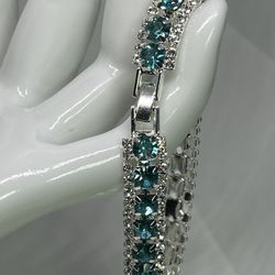 WOMENS GREEN BLUE SILVER RHINSTONE BRACELET  ESTATE FIND JEWELRY VINTAGE TO FASHION  