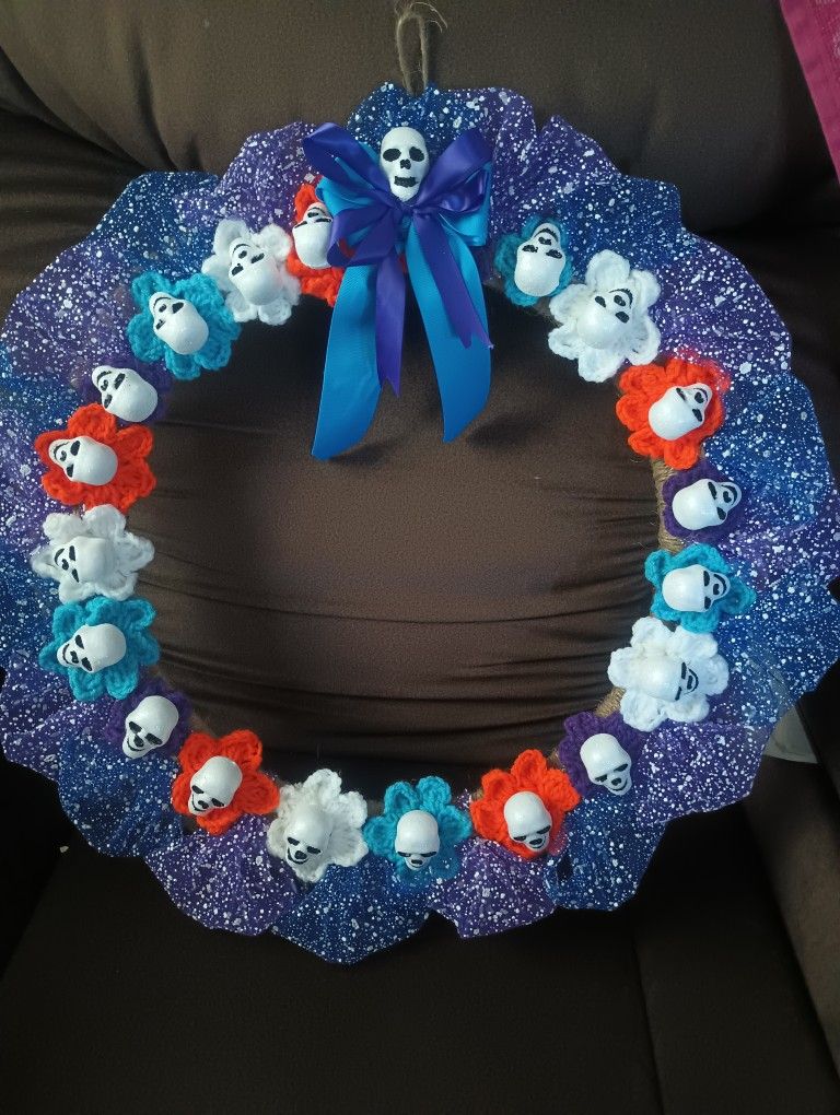 Corona Echa A Mano Con Flores Tejidas Para Noche De Muertos