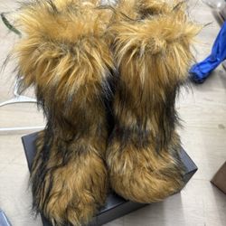mid-calf faux fur yeti chunky winter boots in a brown/black color mix size 9.5