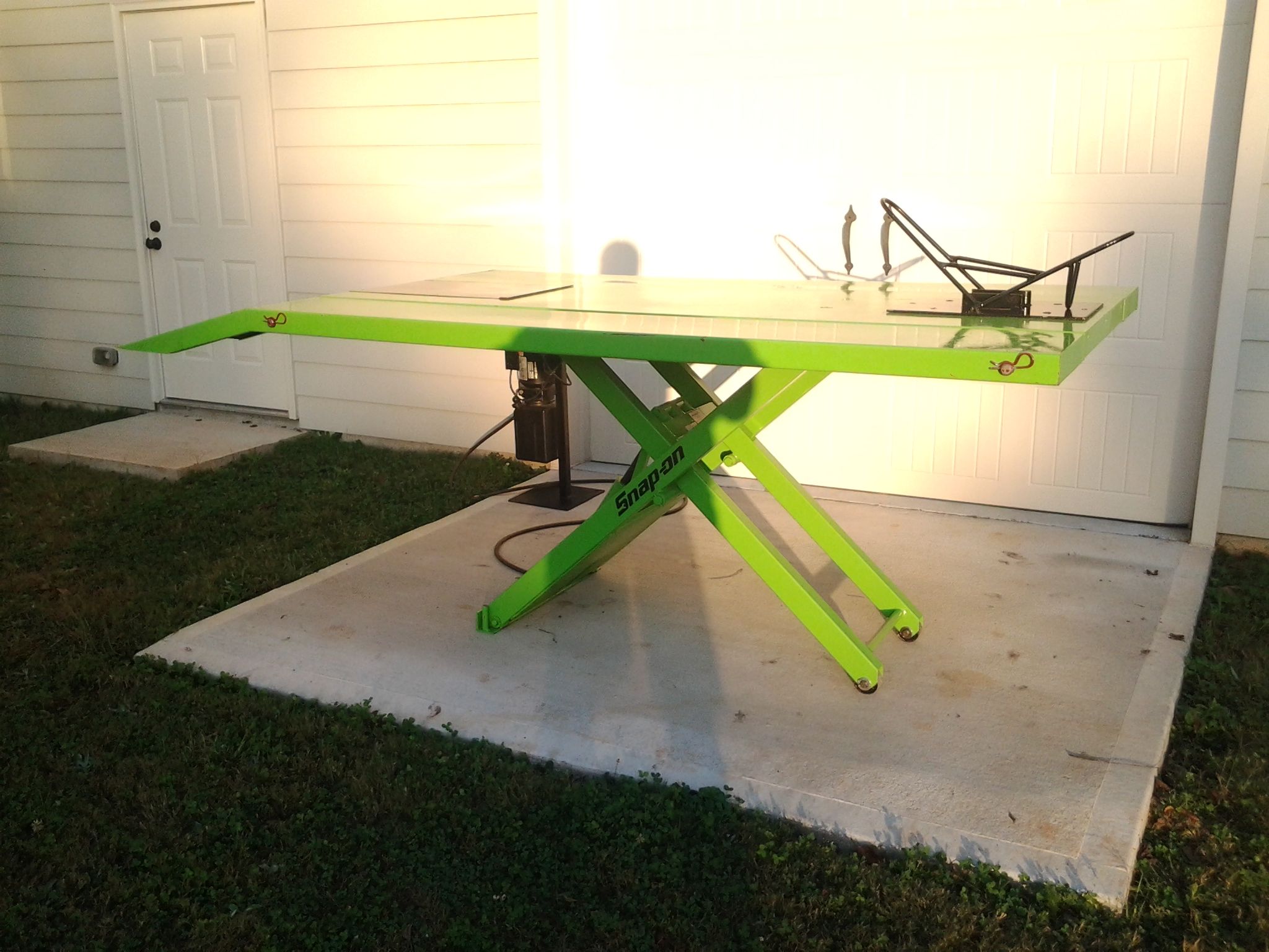 Snap on motorcycle lift. Model EELR319A. Painted Kawasaki green.Eletric 110v. Measurements are 27 by 89in