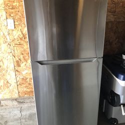 Insignia 18 Cu. Refrigerator