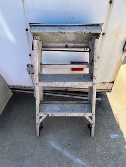 Small metal ladder in good condition; it just needs a cleaning. It measures 26 inches tall.
