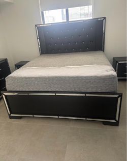 King size bed set brand new only used for two months