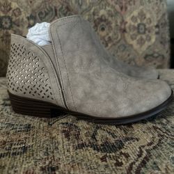 MIA Kids Boots, Taupe Color, NEW, Size  1