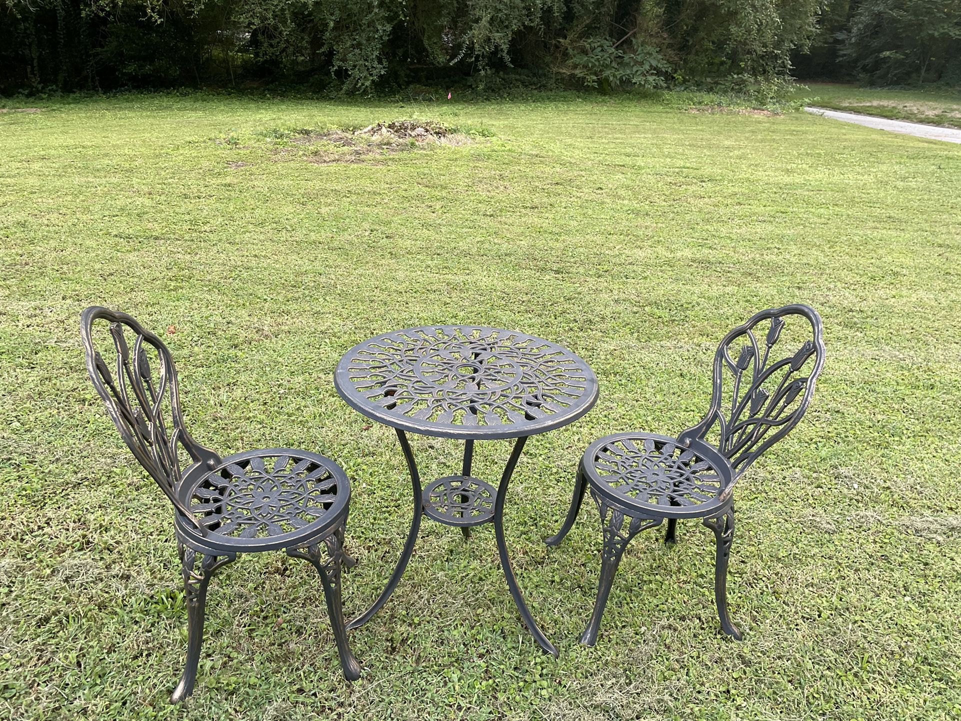 Aluminum Outside table with two chairs