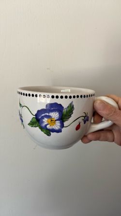 Cute cup$4 by Atlantis