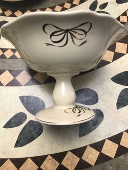 VINTAGE PORCELAIN PEDESTAL DISH BY TELEFLORA GIFT IVORY WHITE WITH GOLD TRIM AND BOWS WEDDING GIFT MADE IN KOREA