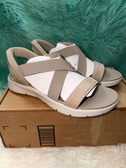 NIB Skechers Go Walk Slip-Ins Women's Tan Athletic Sandals Size 10.