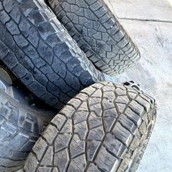 Chevy 2500hd wheels and Tires $300 💵
