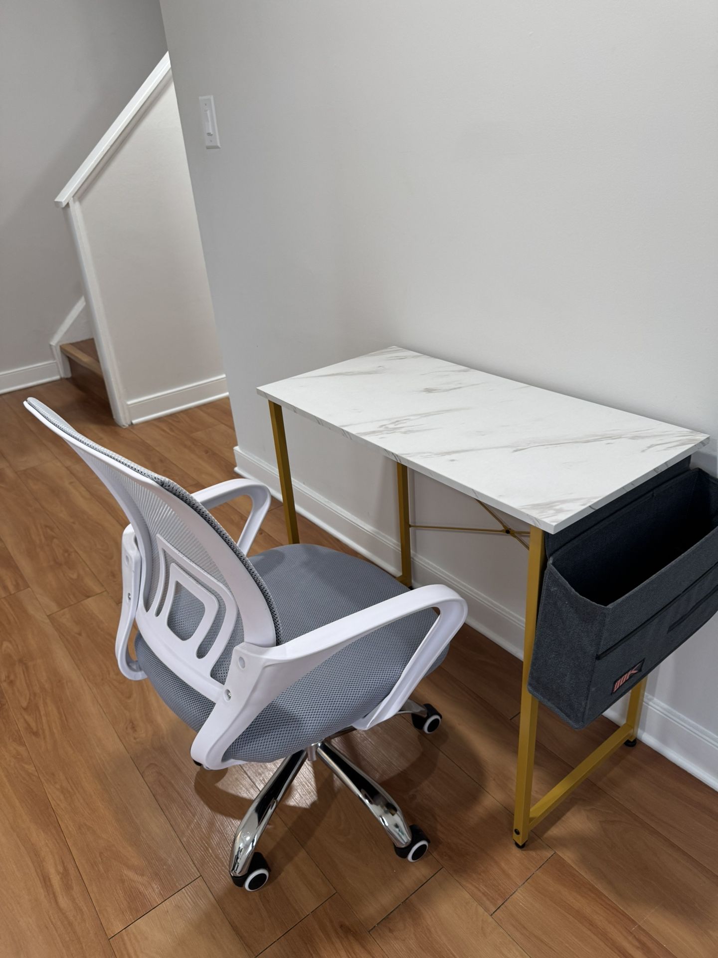 Small Desk With Chair