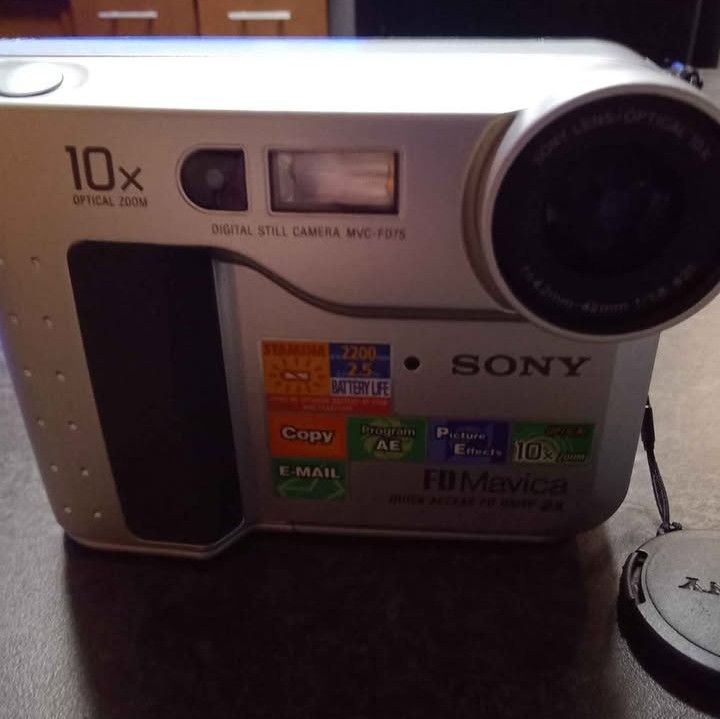 Sony FB Mavica Camera featuring up to 2,200 shots, battery life up to 2.5 hours, and Picture Effect