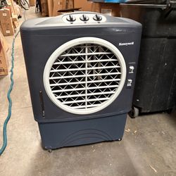 Honeywell CO48PM 100 Pint Indoor/Outdoor Portable Evaporative Air Cooler Swamp Cooler Covers 610sqft