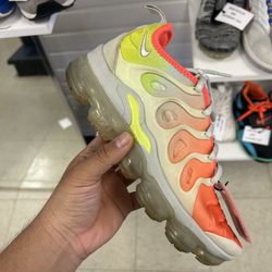 NIKE VAPORMAX PLUS - SZ 5