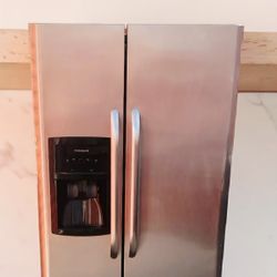 FRIGIDAIRE....REFRIGERATOR FRIDGE EXCELLENT CONDITION AND VERY CLEAN 