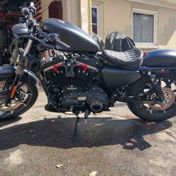 21 Harley Davidson Iron 883 Motorcycle 