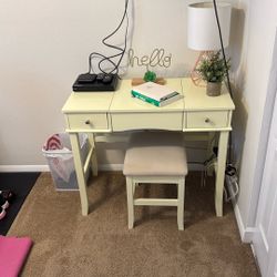 Vanity Desk Makeup 