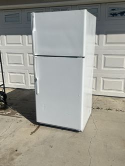 GE Apartments Refrigerator 