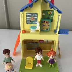 CoComelon pop and play house with family. 