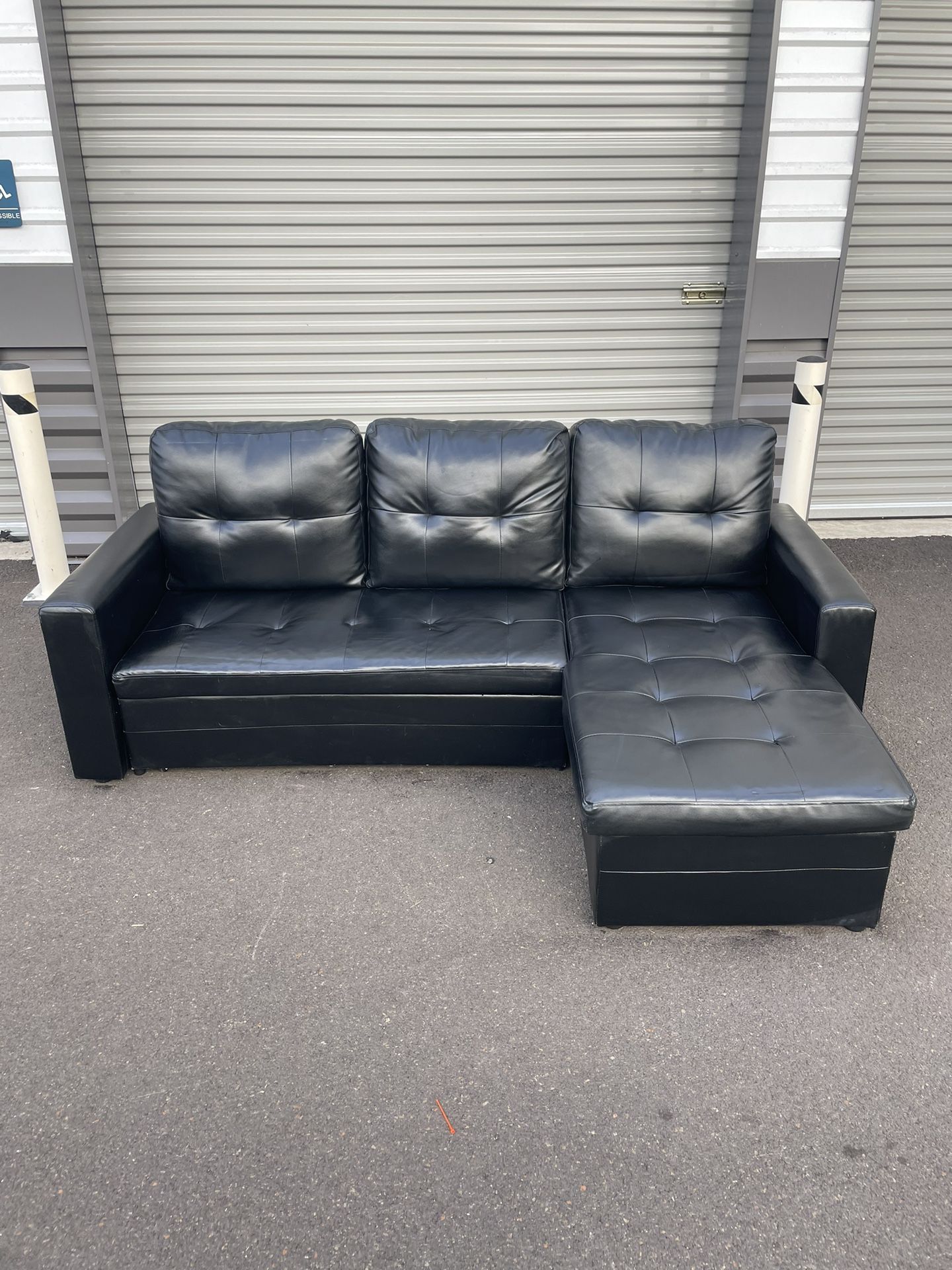 (Free Delivery) Beautiful Black Leather Sofa Couch with Convertable Bed