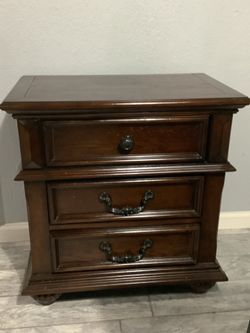 LIKE NEW BEAUTIFUL NIGHTSTAND $85