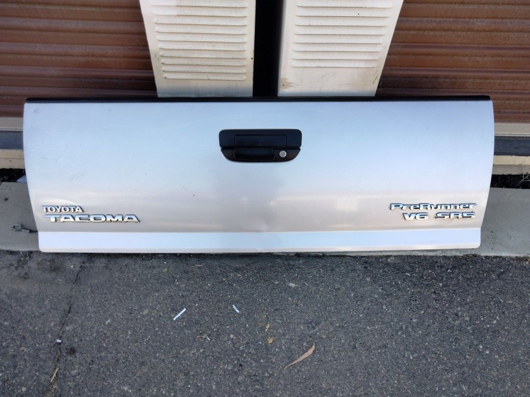 2005-2015 Toyota Tacoma Complete Tailgate With Accessories OEM.