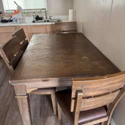 Free- dining table
