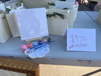 Mini art easel / wooden boxes with paints and brushes included