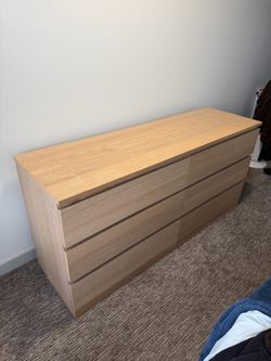 Wooden chest of drawers / dresser