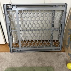 Expandable baby gate