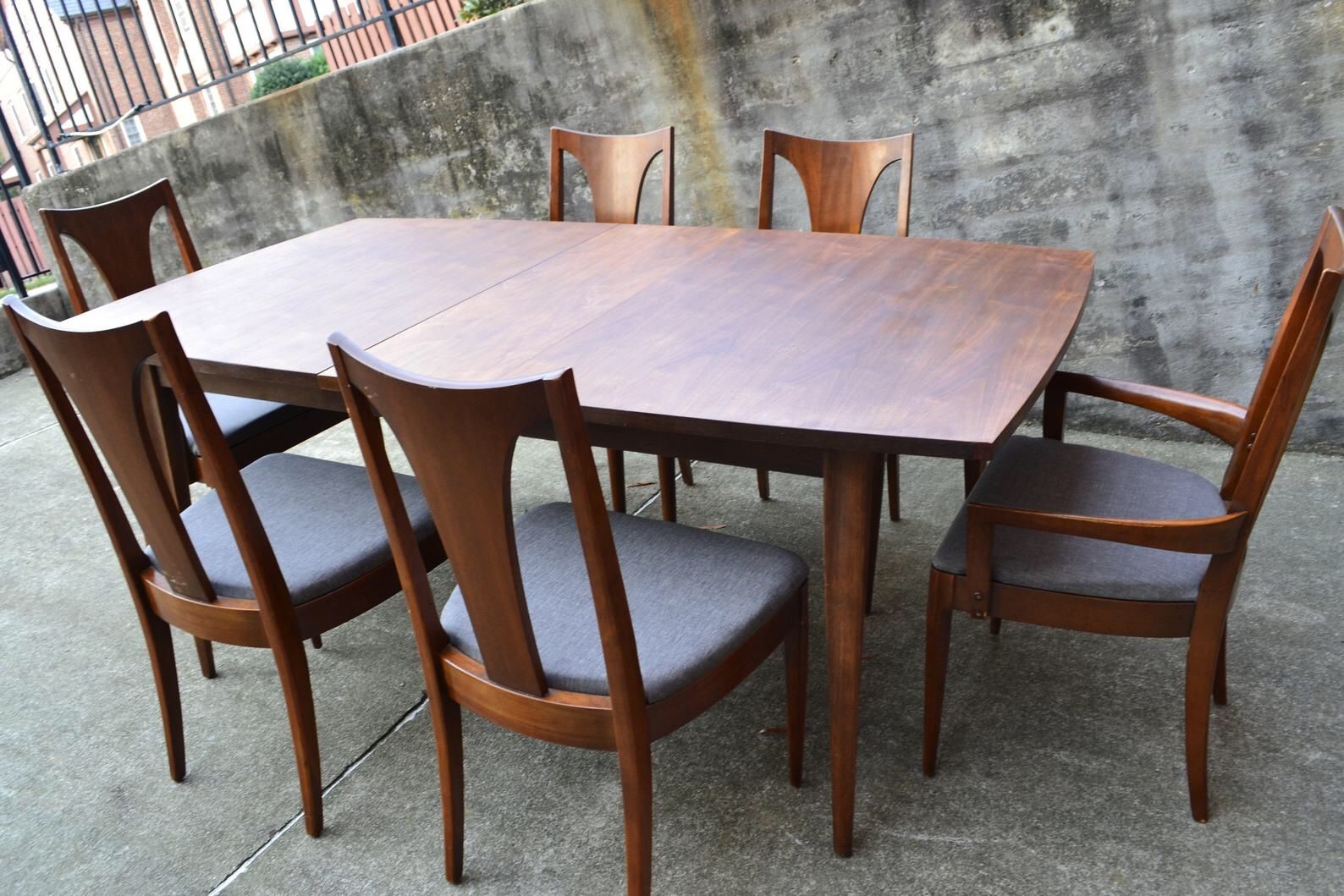 Pending Pick Up Broyhill Saga Dining set with 6 chairs & 1 leaf