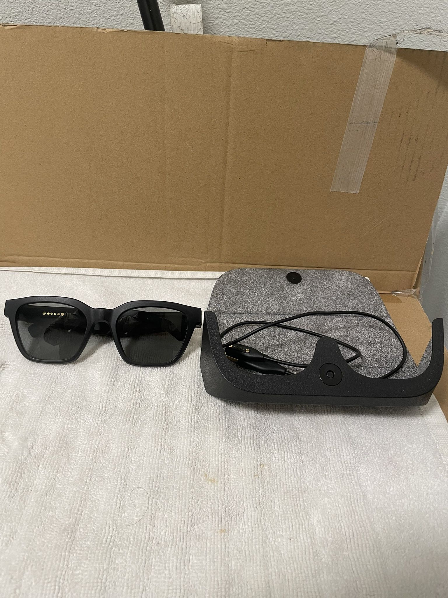 Awesome Bose Bluetooth Frames Audio Sunglasses with original Hard Case
