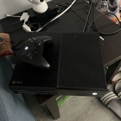 Xbox One + 2 wireless Controllers 