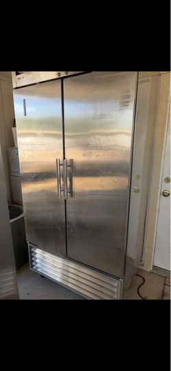 Commercial refrigerator