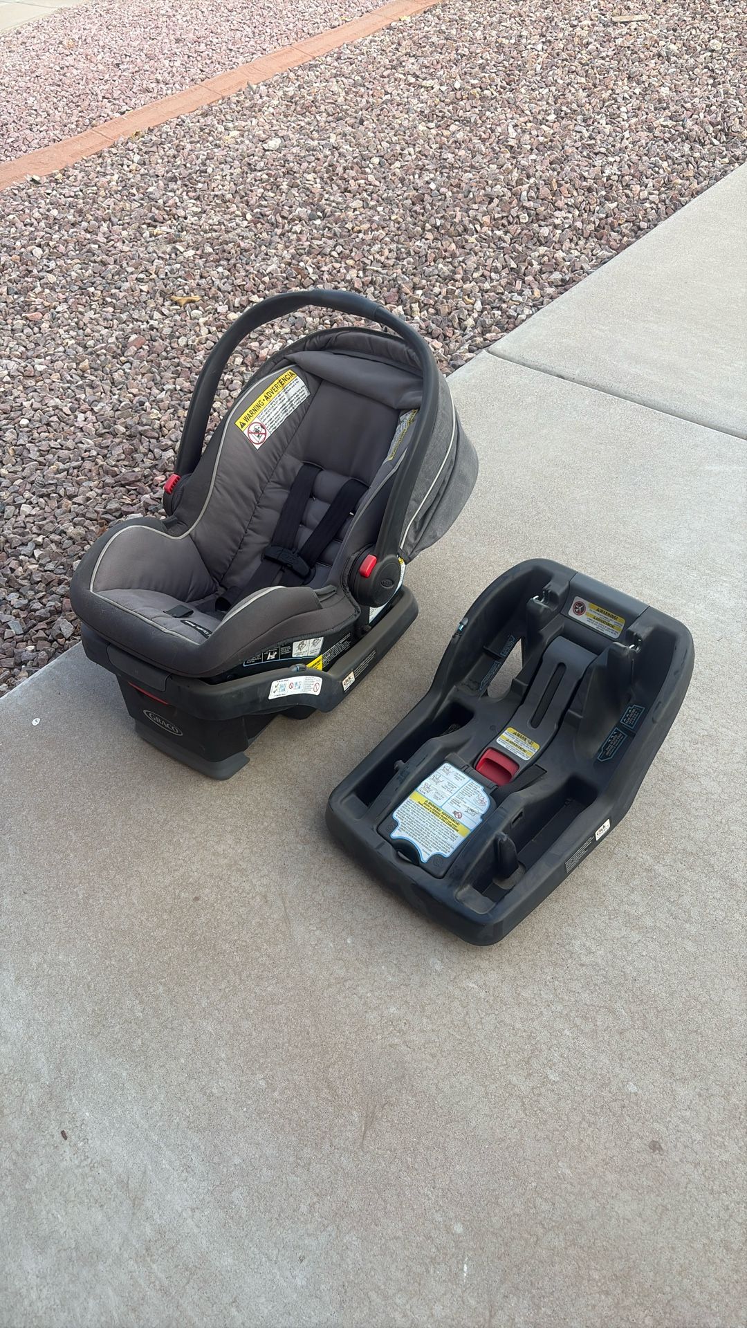Car seat with 2 click connects