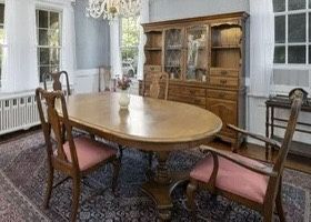 Table Charges And Dining Cabinet