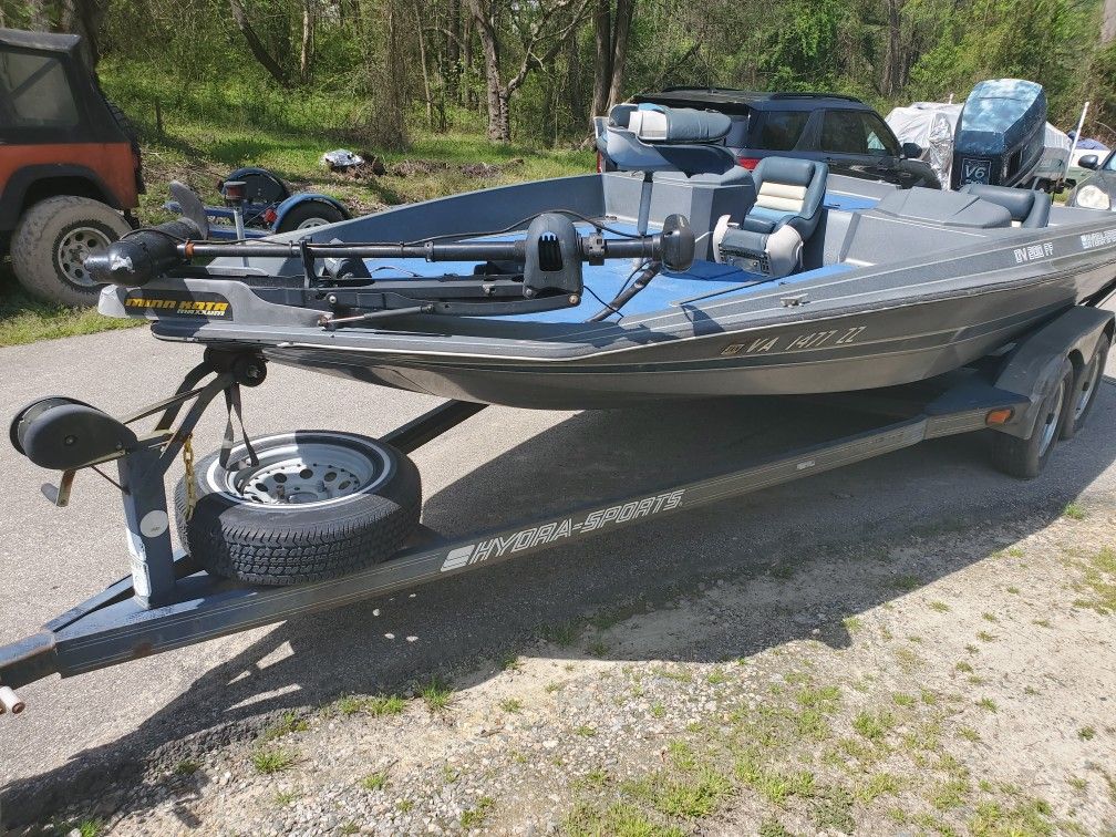 1990 Hydra Sports Bass Boat with V6 200HP Johnson 