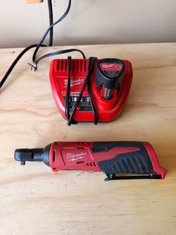 Milwaukee Tools - 1/4 inch ratchet - Battery & Charger