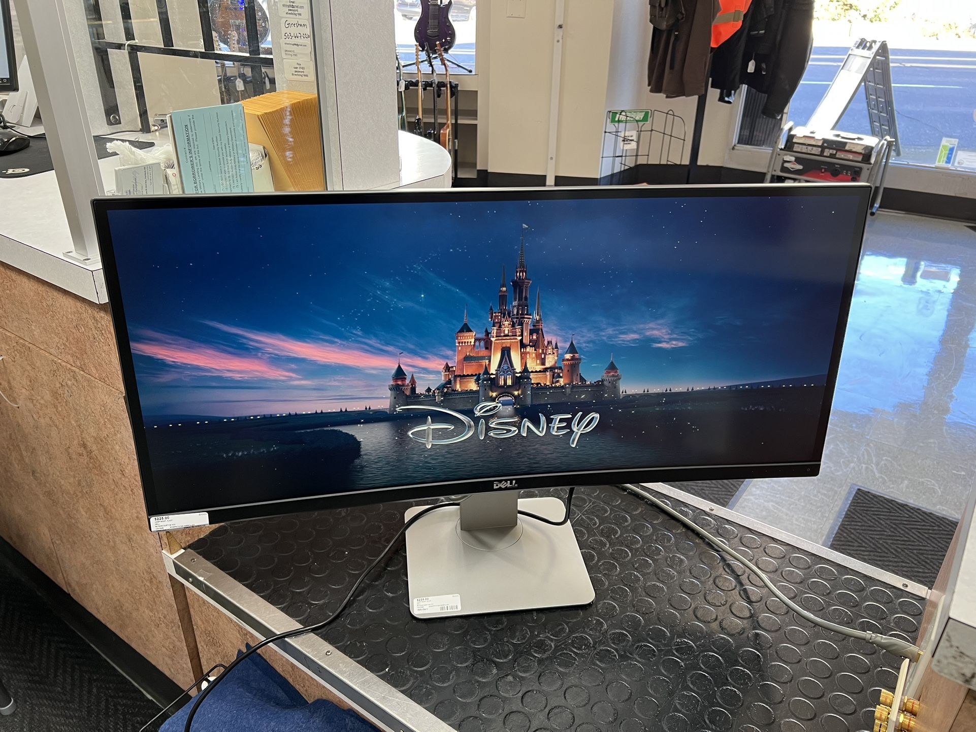 Dell Ultrasharp 34” Curved Monitor (U3415WB)