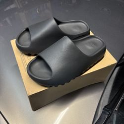 ONYX YEEZY SLIDES SIZE 10 MEN
