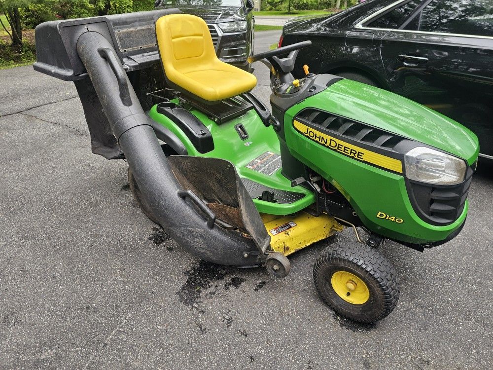 John Deere D140 Hydrostatic 22HP V-Twin 48" Cut Riding Lawn Mower w Bagger