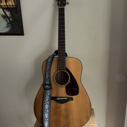 Yamaha Acoustic Guitar with Case and Extras. See Pictures.